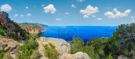 Foto de Vista de verano de la costa rocosa con mirador (Costa Brava, Cataluña, España). Seis disparos puntada panorama de alta resolución. - Imagen libre de derechos