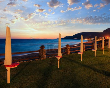 Téléchargez les photos : Coucher de soleil sur un magnifique lieu de repos près de la plage maritime tyrrhénienne (Gaeta, Latina, Italie
) - en image libre de droit