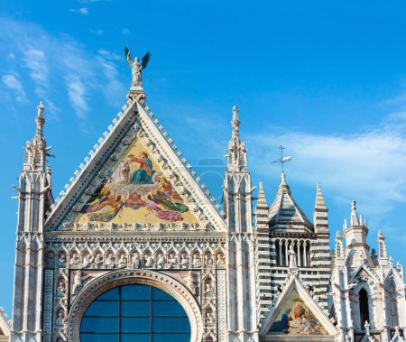 Téléchargez les photos : Cathédrale de Sienne (Duomo di Siena) façade principale, achevée en 1380. Sienne est une ville médiévale italienne, capitale de la province de Sienne, Toscane, Italie. Le centre historique est classé au patrimoine mondial de l'UNESCO
. - en image libre de droit