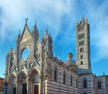 Foto de Catedral de Siena (Duomo di Siena), fachada principal completada en 1380. Siena es una ciudad medieval italiana, capital de la provincia de Siena, Toscana, Italia. Centro histórico declarado Patrimonio de la Humanidad por la UNESCO
. - Imagen libre de derechos