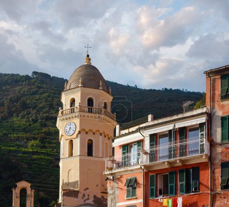 Téléchargez les photos : Beau coucher de soleil en été Vernazza - l'un des cinq villages célèbres du parc national des Cinque Terre en Ligurie, Italie, suspendu entre la mer Ligure et la terre sur des falaises abruptes
. - en image libre de droit