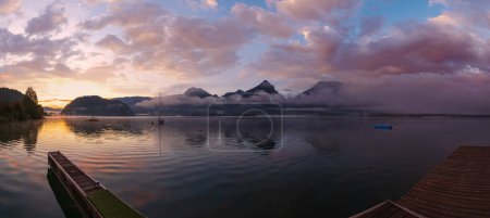 Téléchargez les photos : Paisible automne Alpes lac de montagne. Sunrise Wolfgangsee vue sur le lac, St. Wolfgang im Salzkammergut, Haute-Autriche
. - en image libre de droit