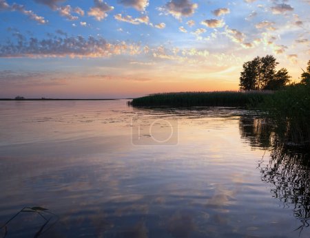 Dnipro rivière été coucher de soleil crépuscule paysage, Ukraine