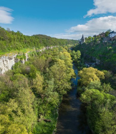 Téléchargez les photos : Vue du pont Novoplanivskiy au canyon Smotrych River, Kamianets-Podilskyi, l'une des villes les plus populaires pour voyager en Ukraine. - en image libre de droit
