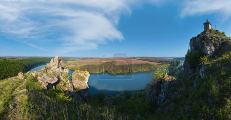Téléchargez les photos : Superbe vue printanière sur le canyon de la rivière Dnister avec des rochers pittoresques, des champs, des fleurs. Cet endroit nommé Shyshkovi Gorby, Nahoriany, région de Tchernivtsi, Ukraine. - en image libre de droit