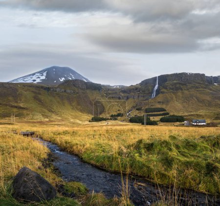 Vista durante el viaje en auto en el suroeste de Islandia. Espectacular paisaje islandés con naturaleza escénica: montañas, campos, nubes, glaciares, cascadas.