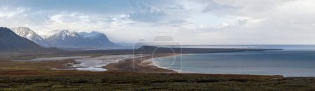 Téléchargez les photos : View during auto trip in West Iceland highlands, Snaefellsnes peninsula, Snaefellsjokull National Park. Spectacular volcanic tundra landscape with mountains, craters, rocky ocean coast. - en image libre de droit