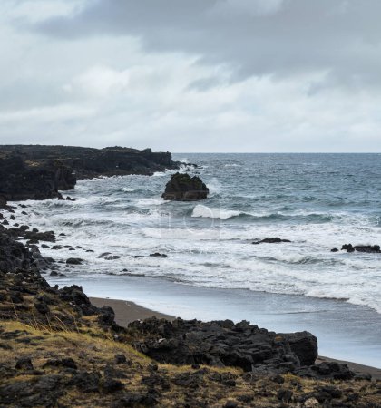 Téléchargez les photos : View during auto trip in West Iceland, Snaefellsnes peninsula, Skardsvik Beach. Spectacular black volcanic rocky ocean coast. - en image libre de droit