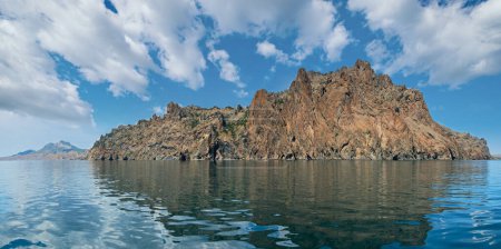 La vista de la roca Karadag (reserva en el lugar del antiguo volcán extinto) desde el lado de un barco de excursión (Crimea, Ucrania). Tres planos de imagen compuesta
.