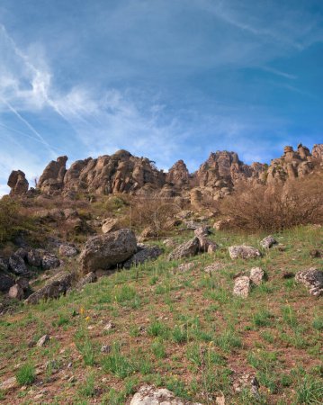 Foto de Vista rocosa de la montaña (Valle de los fantasmas cerca del monte Demerdzhi, Crimea, Ucrania
) - Imagen libre de derechos
