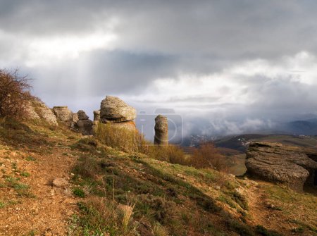 Vue sur les montagnes rocheuses (vallée des fantômes près du mont Demerdzhi, Crimée, Ukraine)
)