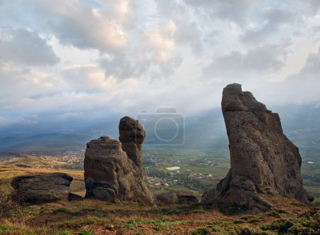 Téléchargez les photos : Vue sur les montagnes rocheuses dans les rayons du soleil du soir (vallée des fantômes près du mont Demerdzhi, Crimée, Ukraine
) - en image libre de droit