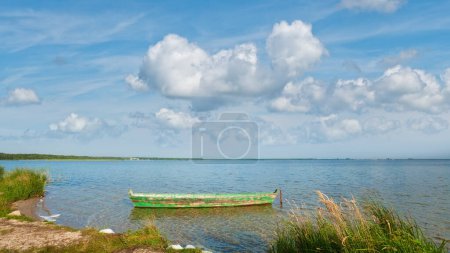 altes hölzernes Fischerboot am Ufer des Sommersees (svityaz, Ukraine)