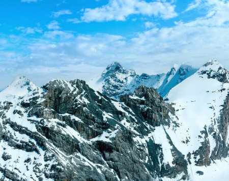 Vue sur la montagne depuis le col du Stelvio avec neige sur la pente (Italie
)