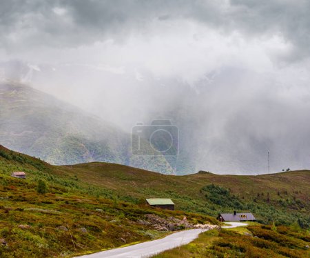 Foto de Verano montaña nublado paisaje rural de Aurlandsfjellet National Scenic Route carretera de las tierras altas, Noruega - Imagen libre de derechos