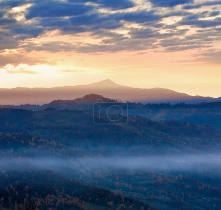 Téléchargez les photos : Brouillard matinal en automne des Carpates. Paysage d'aube de montagne
. - en image libre de droit