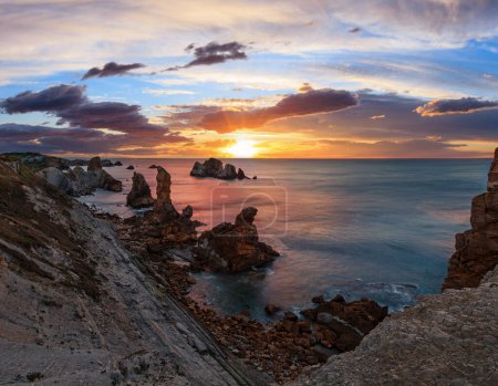 Foto de Puesta de sol Océano Atlántico costa rocosa cerca de Portio Beach (Pielagos, Cantabria, España
). - Imagen libre de derechos