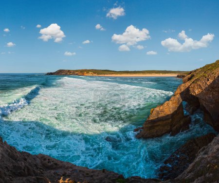 Foto de Tarde de verano Paisaje de la costa atlántica y playa de Amoreira (Aljezur, Algarve, Portugal). Panorama
. - Imagen libre de derechos