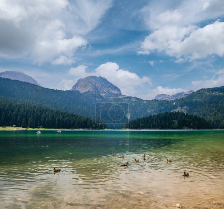 Foto de Lago Negro (Crno jezero) paisaje de verano. Durmitor, municipio de Zabljak, Montenegro. La gente es irreconocible.
. - Imagen libre de derechos