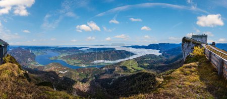 Pintoresca vista de los lagos de montaña de los Alpes otoñales desde el mirador de Schafberg, Salzkammergut, Alta Austria. Hermoso viaje, senderismo, estacional y belleza de la naturaleza escena concepto
.