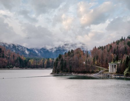 Alpiner Sylvenstein Stausee an der Isar, Bayern, Deutschland. Herbst bedeckt, neblig und Nieselregen. Malerische Reise-, Saison-, Wetter- und Naturschönheitskonzepte.