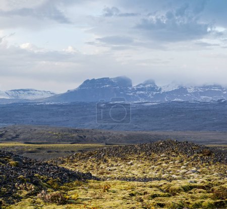 Islands herbstliche Tundralandschaft in der Nähe des Haoldukvisl-Gletschers, Island. Gletscherzunge rutscht von der Eiskappe Vatnajokull oder Vatna-Gletscher in der Nähe des subglazialen Vulkans Esjufjoll. Nicht weit von Islands Umgehungsstraße.