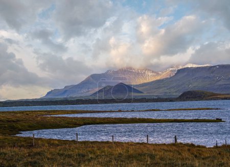 Blick während einer Autofahrt in das westisländische Hochland, Halbinsel Snaefellsnes, Nationalpark Snaefellsjokull. Spektakuläre vulkanische Tundra-Landschaft mit Bergen, Kratern, Seen, Schotterwegen.