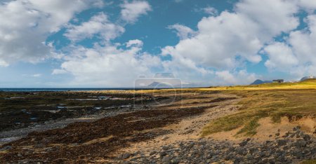 Téléchargez les photos : Vue pendant le voyage en auto dans les hautes terres de l'ouest de l'Islande, la péninsule de Snaefellsnes, le parc national Snaefellsjokull. Paysage spectaculaire de la toundra volcanique avec montagnes, cratères, côte de l'océan rocheux. - en image libre de droit