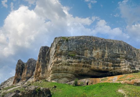Krim (Ukraine) Berglandschaft. im steinigen Berghang - uralte Höhlensiedlung (Chufut-Grünkohl, Krim, Ukraine).