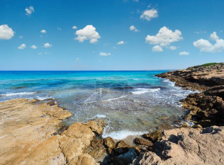 Foto de Pintoresca playa del mar Jónico Punta della Suina cerca de la ciudad de Gallipoli en Salento, Puglia, Italia
. - Imagen libre de derechos