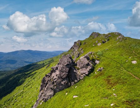 Téléchargez les photos : Pente rocheuse estivale. Pikuj Mountain top, Carpates, Ukraine. - en image libre de droit