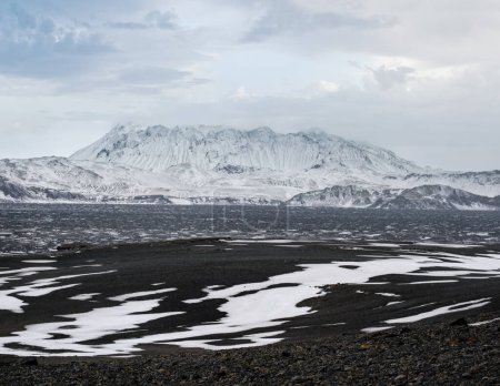 Téléchargez les photos : Automne chutes de neige dans les hautes terres islandaises. Montagnes colorées Landmannalaugar sous couverture de neige en automne, Islande. Champs de lave de sable volcanique au premier plan. - en image libre de droit