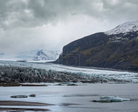Glaciar Skaftafellsjokull, Islandia. La lengua glaciar se desliza desde el glaciar Vatnajokull o glaciar Vatna cerca del volcán subglacial Esjufjoll. Laguna glaciar con bloques de hielo y montañas circundantes.