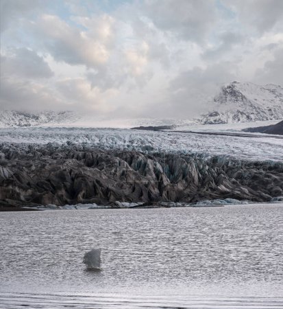 Glaciar Skaftafellsjokull, Islandia. La lengua glaciar se desliza desde el glaciar Vatnajokull o glaciar Vatna cerca del volcán subglacial Esjufjoll. Laguna glaciar con bloques de hielo y montañas circundantes.