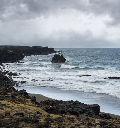 Téléchargez les photos : Vue pendant le voyage en auto dans l'ouest de l'Islande, la péninsule de Snaefellsnes, Skardsvik Beach. Spectaculaire côte rocheuse volcanique noire. - en image libre de droit