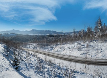 Foto de Invierno pintoresco Chornohora macizo montañas paisaje vista desde el paso de Yablunytsia, Cárpatos, Ucrania. - Imagen libre de derechos