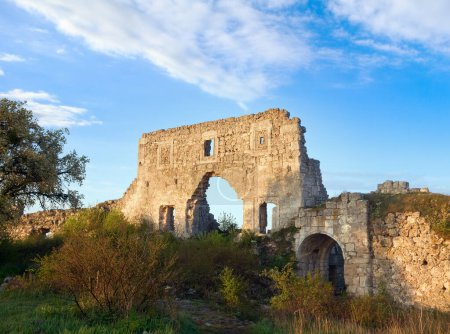 Foto de Histórico Mangup Kale fortaleza paredes pedregosas ruinas (Mangup Kale fortaleza histórica y antiguo asentamiento cueva en Crimea, Ucrania
) - Imagen libre de derechos