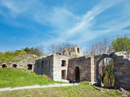 Téléchargez les photos : Vue du printemps sur les ruines du château de Terebovlia (oblast de Ternopil, Ukraine). Construit en 1366
. - en image libre de droit