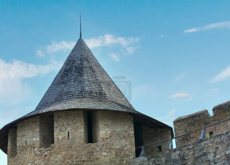 Téléchargez les photos : Toit de la forteresse de Khotyn (oblast de Tchernivtsi, Ukraine). La construction a commencé en 1325, tandis que des améliorations majeures ont été apportées dans les années 1380 et 1460
. - en image libre de droit