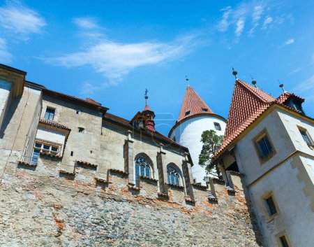 Vista histórica de la perspectiva medieval del castillo de Krivoklat (República Checa, Bohemia central, cerca de Praga
 )