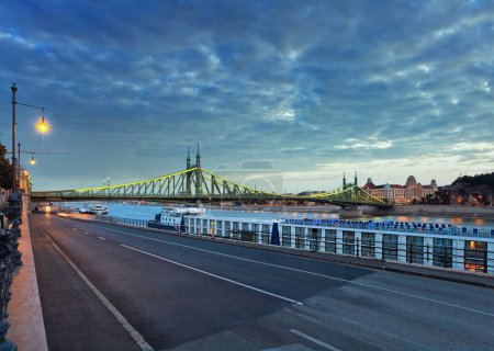 Budapest Nacht Ansicht. Langzeitbelichtung. Ungarische Wahrzeichen, Freiheitsbrücke und Hotelpalast. (alle Völker und Schiffe sind nicht wiederzuerkennen)