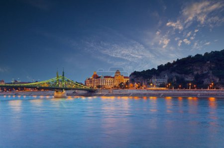 Téléchargez les photos : Budapest vue de nuit. Longue exposition. Repères hongrois, Freedom Bridge et Gellert Hotel Palace
. - en image libre de droit