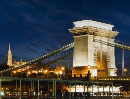 Téléchargez les photos : Repère hongrois, Budapest Chain Bridge vue de nuit. Longue exposition
. - en image libre de droit