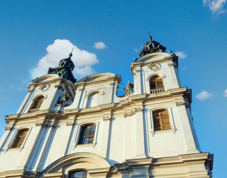 Foto de Iglesia Vieja de Santa María Magdalena (Lviv Organ Hall) arriba en Bandery Street en Lviv, Ucrania. Edificio en el siglo XVII. - Imagen libre de derechos