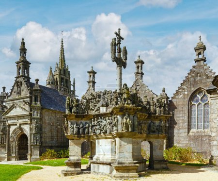 Téléchargez les photos : La paroisse de Guimiliau dédiée à Saint-Milio et datant de 16-17 siècle. Bretagne, France. Vue de printemps
. - en image libre de droit