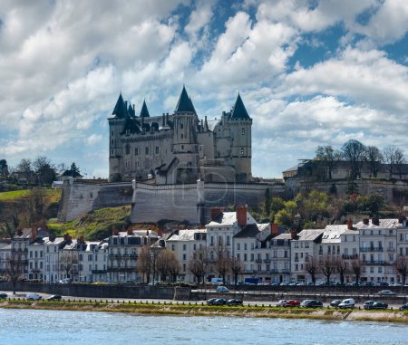 Vista del castillo de Saumur desde el otro lado del río Loira, Francia. Construido en el siglo X, fue reconstruido a finales del siglo XII
.