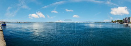 Téléchargez les photos : Vue sur la mer depuis la plage avec des yachts (près de Mytikas, Preveza, Grèce). Panorama
. - en image libre de droit
