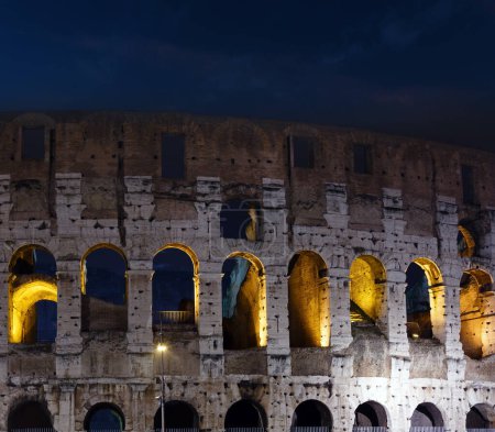 Vista nocturna del Coliseo - símbolo de la Roma Imperial, Italia.
