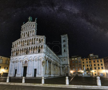 Lucca (Toskana, Mittelitalien) Nachtaufnahme der Stadt mit dem Sternenhimmel der Milchstraße. Die San Michele in Foro (römisch-katholische Basilika). Fassade aus dem 13. Jahrhundert.