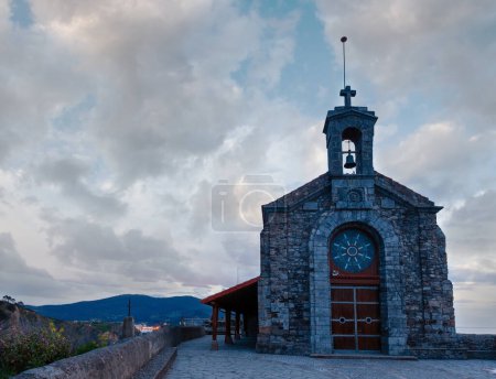 Foto de Ermita de Doniene Gaztelugatxeko en la cima de la isla Gaztelugatxe. Vizcaya, País Vasco (España). Fechas del siglo X
. - Imagen libre de derechos